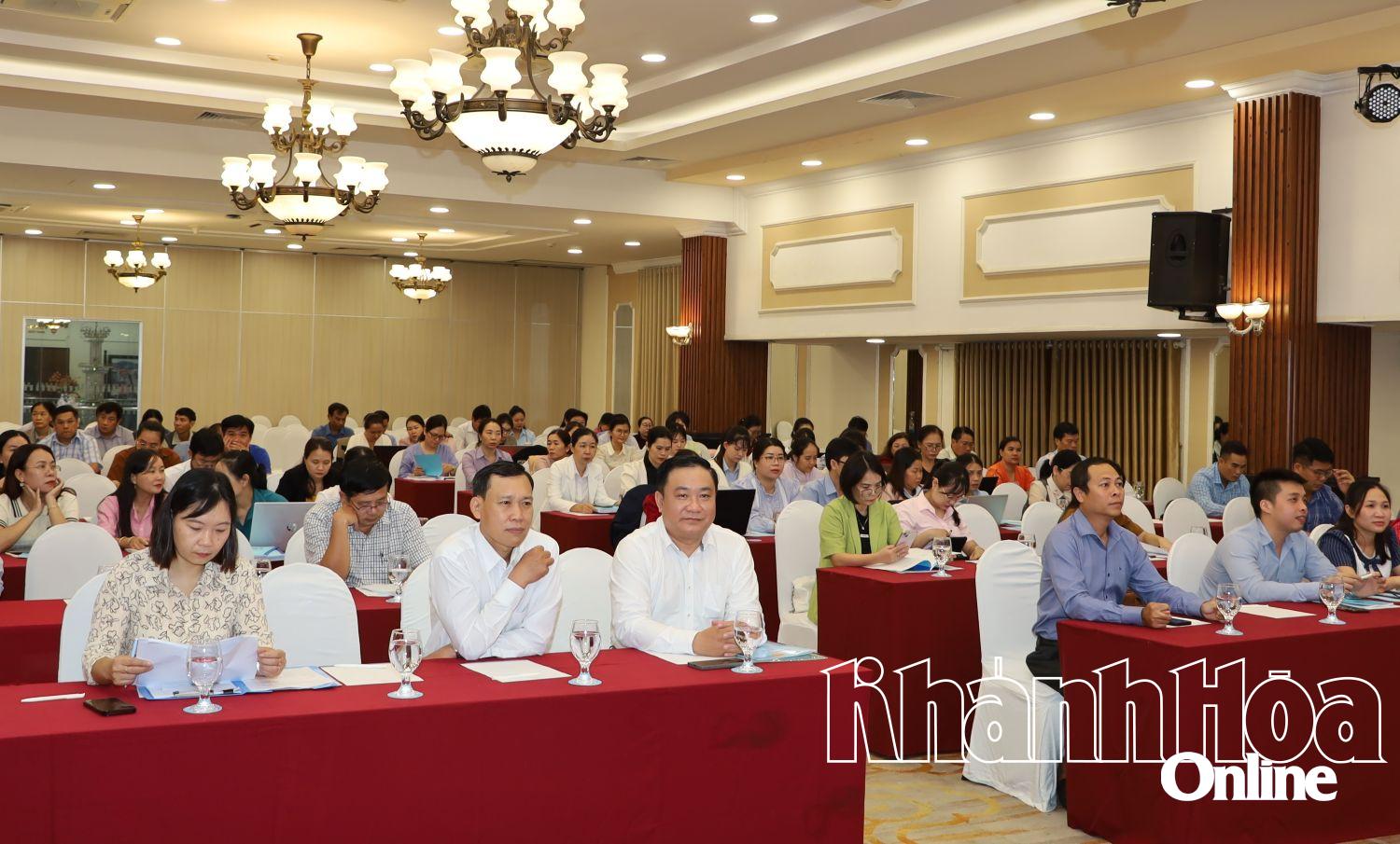 ບັນດາຜູ້ແທນເຂົ້າຮ່ວມກອງປະຊຸມຝຶກອົບຮົມ.