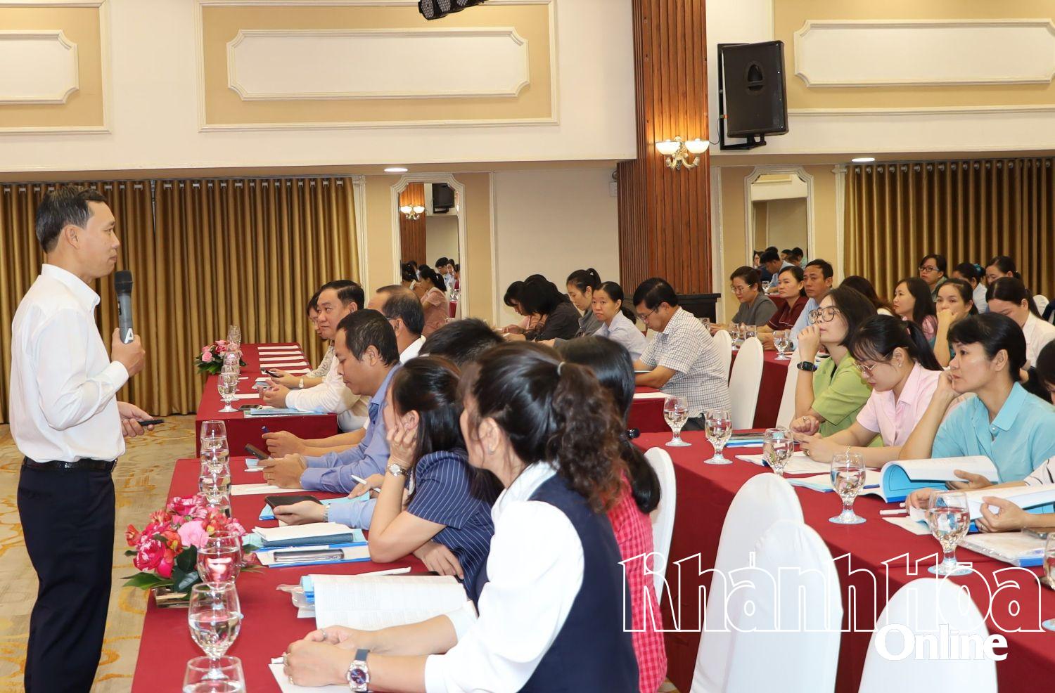 ນັກຂ່າວໄດ້ຖ່າຍທອດເນື້ອໃນທີ່ກອງປະຊຸມ.