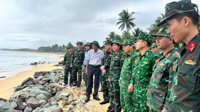 Satuan Kerja Daerah Militer 5 meninjau pekerjaan tanggap badai di wilayah pesisir Provinsi Dak Lak. (Foto: THUY DUNG) img-0645-3282.jpg