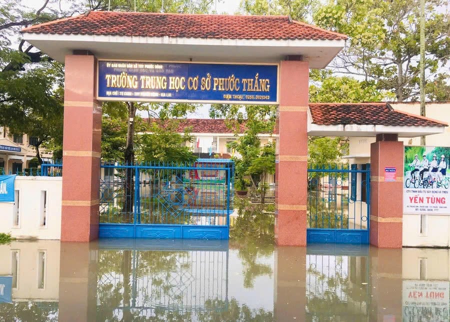 En skola i Gia Lai-provinsen översvämmades på grund av kraftigt regn. Illustrativt foto.