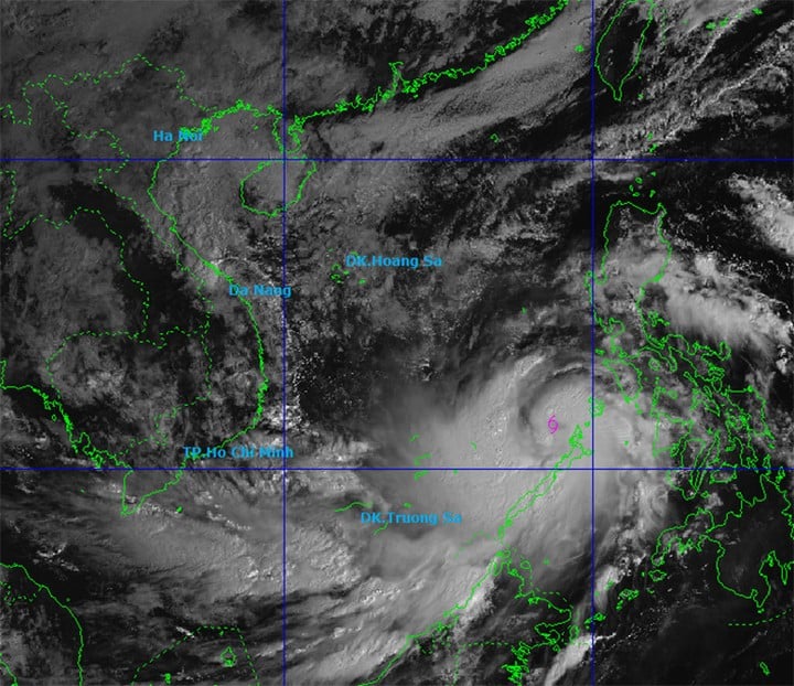 Storm Kalmaegi is currently about 480km from Song Tu Tay Island, heading towards the mainland provinces from Quang Ngai to Dak Lak. (Source: NCHMF)