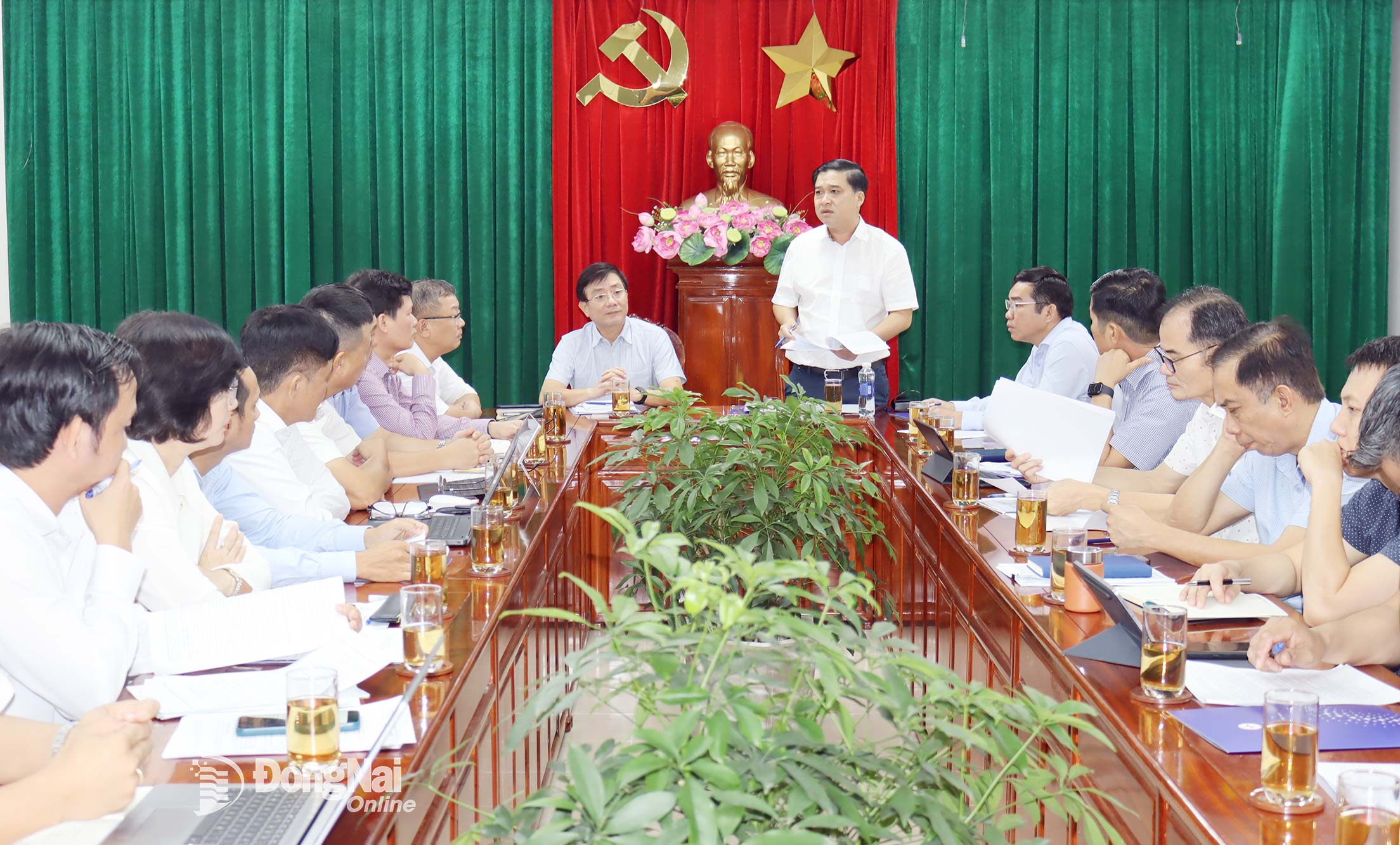 Medlem av provinsens partikomité og nestleder i Dong Nais provinsielle folkekomité, Ho Van Ha, taler på møtet. Foto: Hoang Loc