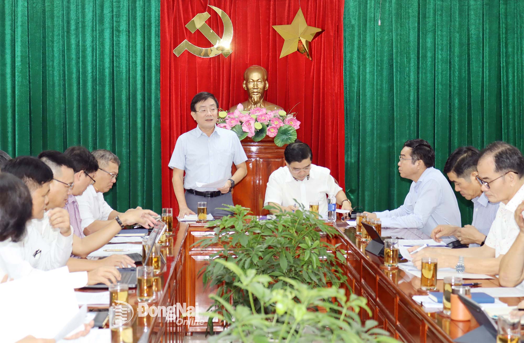 Herr Hoang Trong Hieu, nestleder i statens styringskomité for viktige nasjonale programmer, arbeider og prosjekter, sentrale for energisektoren, talte på arbeidsmøtet med provinsen. Foto: Hoang Loc