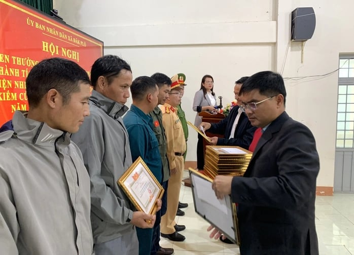 ប៉ូលីសចរាចរណ៍ និងសមាជិកនៃក្រុម Lo Xo Pass SOS ដែលបានចុះដោយផ្ទាល់ទៅកាន់ការបាក់ដីដើម្បីផ្តល់ជំនួយសង្គ្រោះ និងការផ្គត់ផ្គង់អាហារត្រូវបានផ្តល់រង្វាន់។