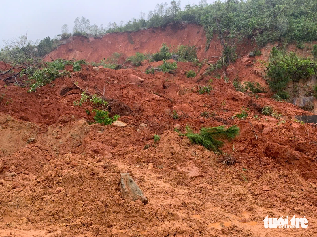 Hiện trường sạt lở núi ở đường ven biển, hai công nhân bị thương - Ảnh 2.