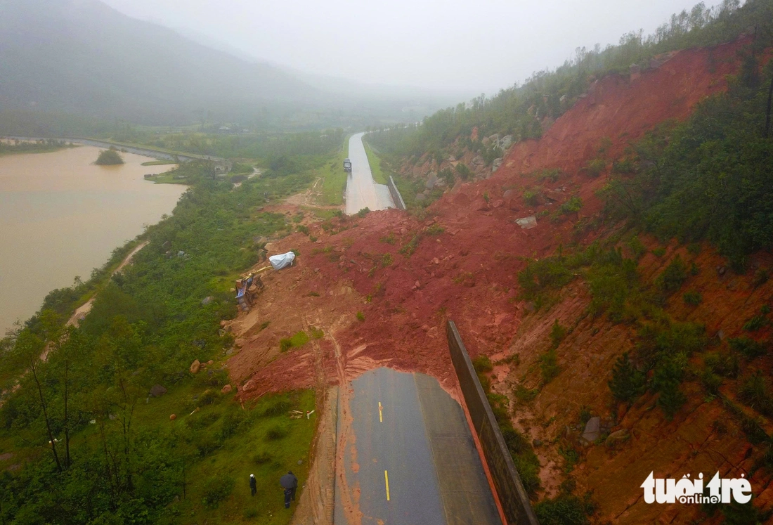 Hiện trường sạt lở núi ở đường ven biển, hai công nhân bị thương - Ảnh 6.
