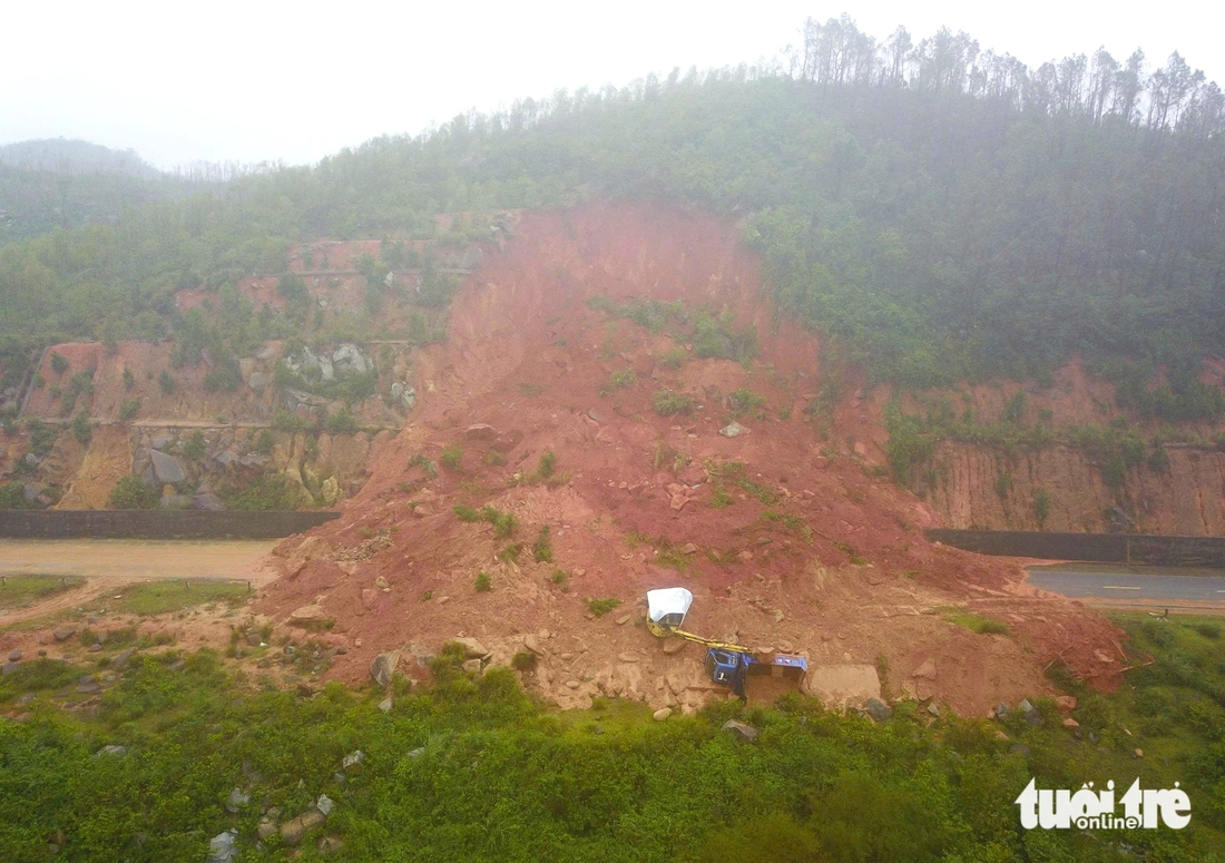 Hiện trường sạt lở núi ở đường ven biển, hai công nhân bị thương - Ảnh 8.