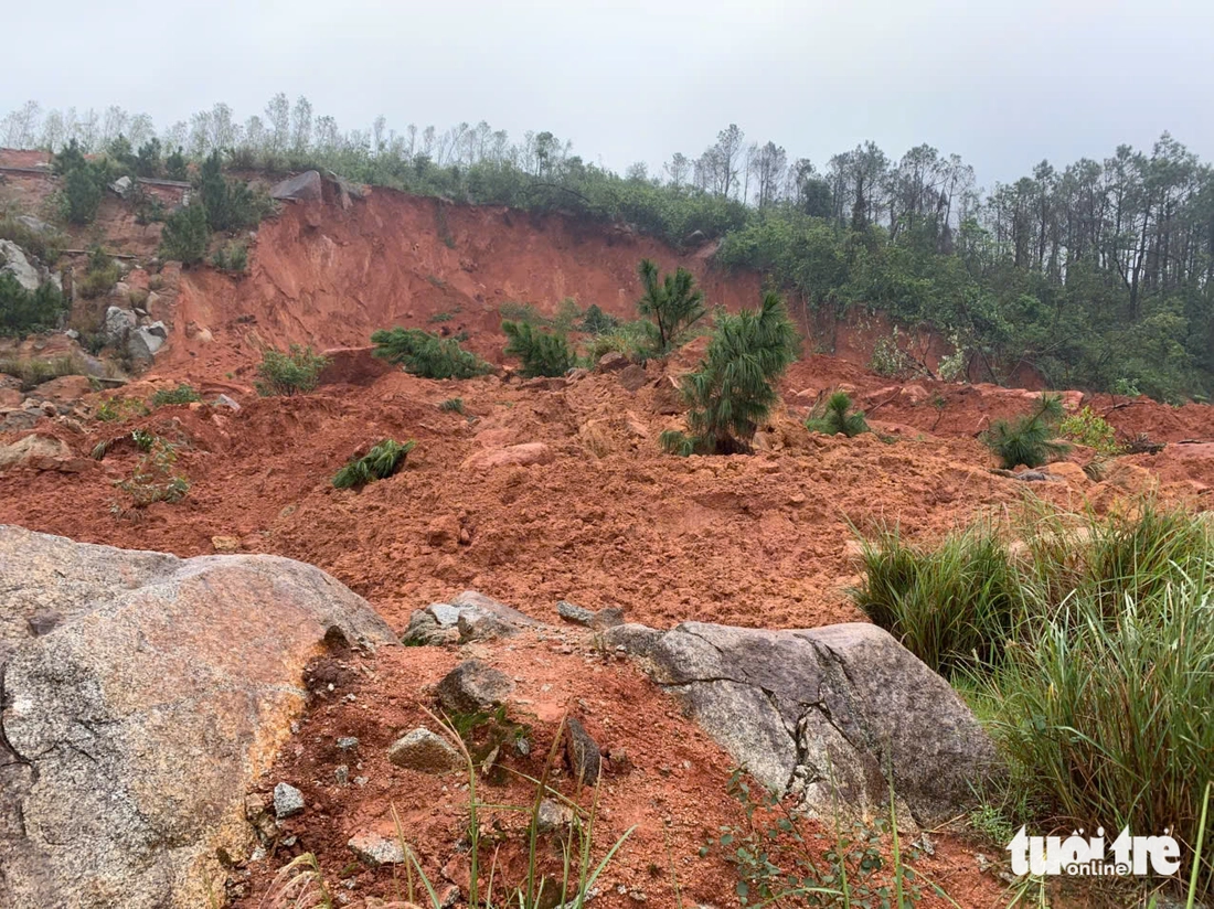 Hiện trường sạt lở núi ở đường ven biển, hai công nhân bị thương - Ảnh 10.