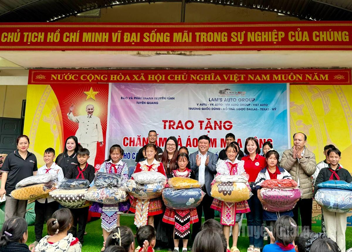 Kawan Mai Duc Thong, anggota Komite Partai Provinsi, Pemimpin Redaksi Surat Kabar, Radio dan Televisi Tuyen Quang, Ketua Asosiasi Jurnalis Provinsi; sponsor memberikan hadiah kepada siswa di komune Thang Mo.