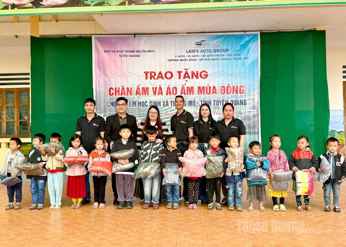 Desainer Phuong Ho, mewakili sponsor, memberikan hadiah kepada siswa Sekolah Asrama Dasar Thang Mo.