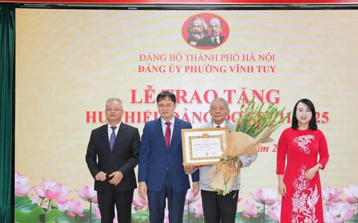 Các đồng chí lãnh đạo phường Vĩnh Tuy trao Huy hiệu Đảng tặng đảng viên lão thành