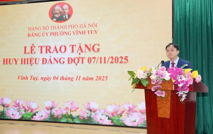 Đảng ủy phường Vĩnh Tuy trao Huy hiệu Đảng tặng 84 đảng viên lão thành- Ảnh 1.