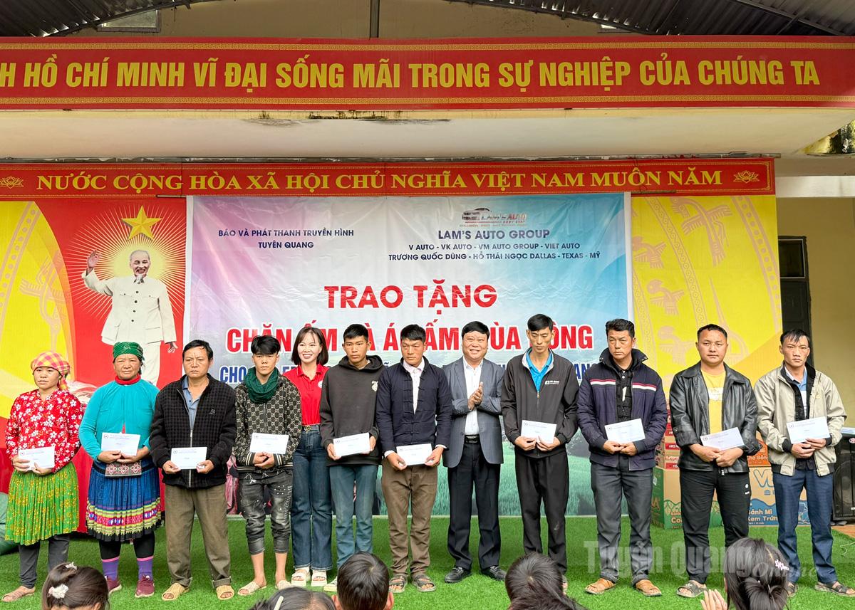 Đồng chí Mai Đức Thông, Ủy viên BCH Đảng bộ tỉnh, Tổng biên tập Báo và phát thanh, truyền hình Tuyên Quang, Chủ tịch Hội Nhà báo tỉnh trao quà cho người dân bị ảnh hưởng bão lũ xã Thắng Mố.