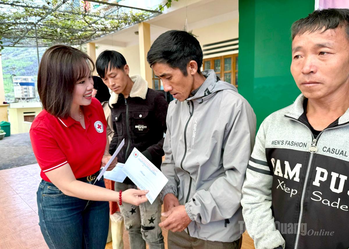 Lãnh đạo Hội Chữ thập đỏ tỉnh Tuyên Quang trao quà cho người dân xã Thắng Mố.