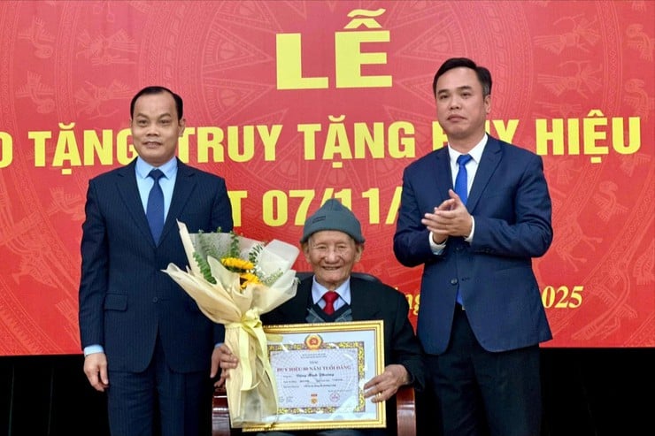 Phường Láng: 102 đảng viên vinh dự nhận Huy hiệu Đảng- Ảnh 1.