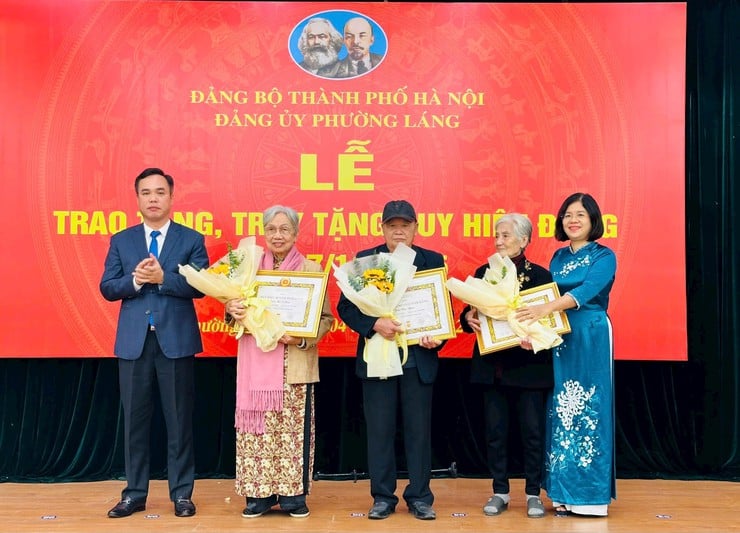 Phường Láng: 102 đảng viên vinh dự nhận Huy hiệu Đảng- Ảnh 2.