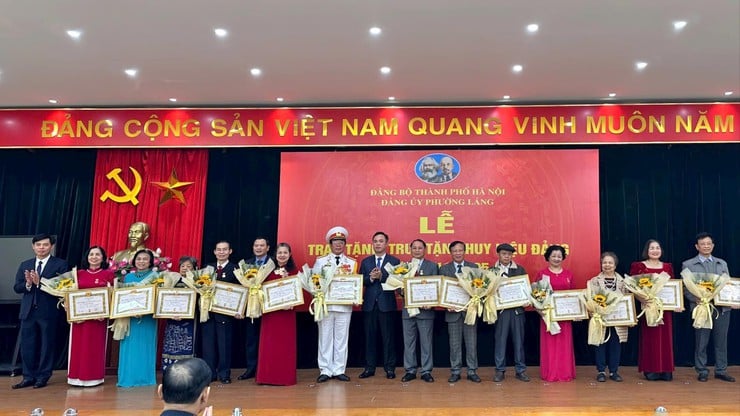 Phường Láng: 102 đảng viên vinh dự nhận Huy hiệu Đảng- Ảnh 3.
