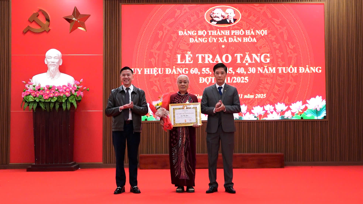 Xã Dân Hòa: Trao Huy hiệu Đảng tặng 27 đảng viên đợt 7/11/2025- Ảnh 1.