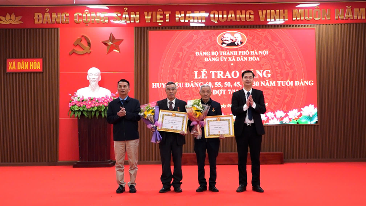 Xã Dân Hòa: Trao Huy hiệu Đảng tặng 27 đảng viên đợt 7/11/2025- Ảnh 2.