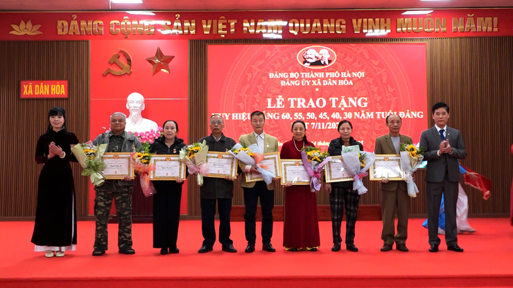 Xã Dân Hòa: Trao Huy hiệu Đảng tặng 27 đảng viên đợt 7/11/2025- Ảnh 3.