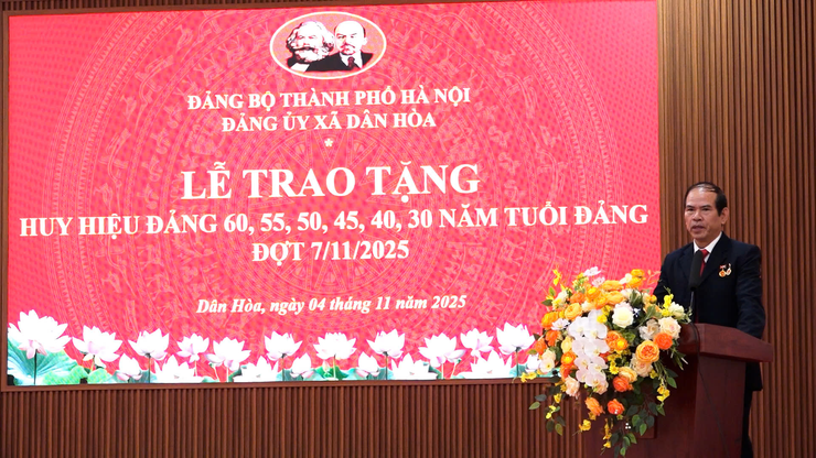 Xã Dân Hòa: Trao Huy hiệu Đảng tặng 27 đảng viên đợt 7/11/2025- Ảnh 5.