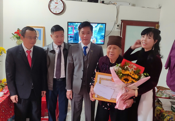 Xã Dân Hòa: Trao Huy hiệu Đảng tặng 27 đảng viên đợt 7/11/2025- Ảnh 6.