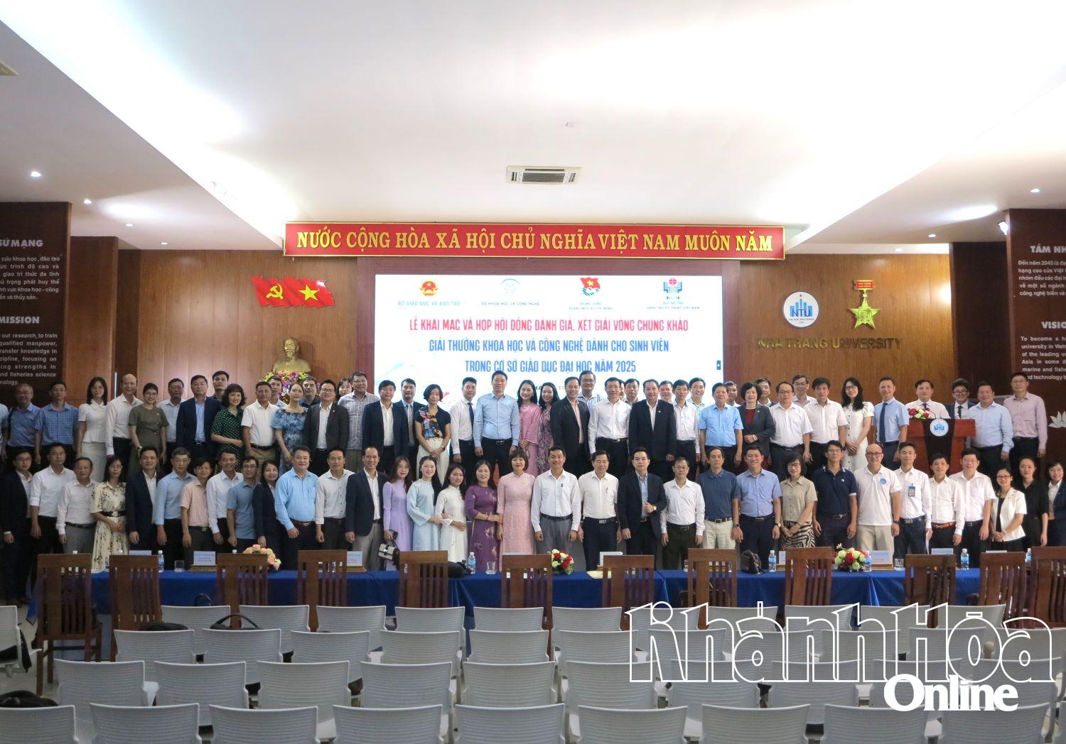 נציגים מצלמים תמונות למזכרת.