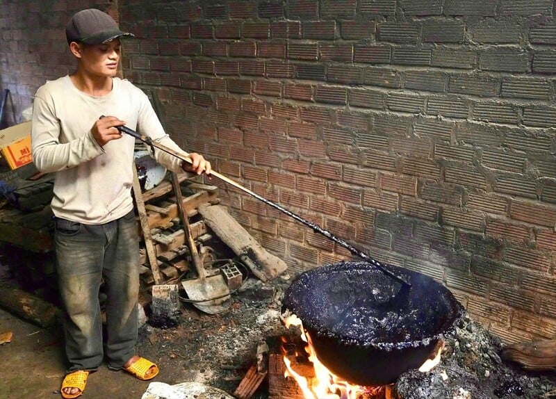 Přísada do kávy neznámého původu, černá barva, hustá. Foto: CACC