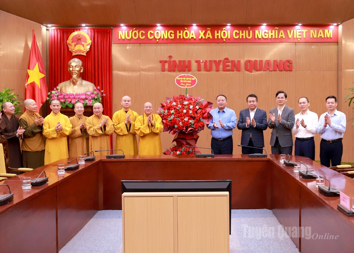 صوبائی بدھسٹ سنگھا کی اسٹینڈنگ کمیٹی نے پہلی صوبائی پارٹی کانگریس کے کامیاب انعقاد پر صوبے کو مبارکباد دینے کے لیے پھولوں کی ٹوکری پیش کی۔