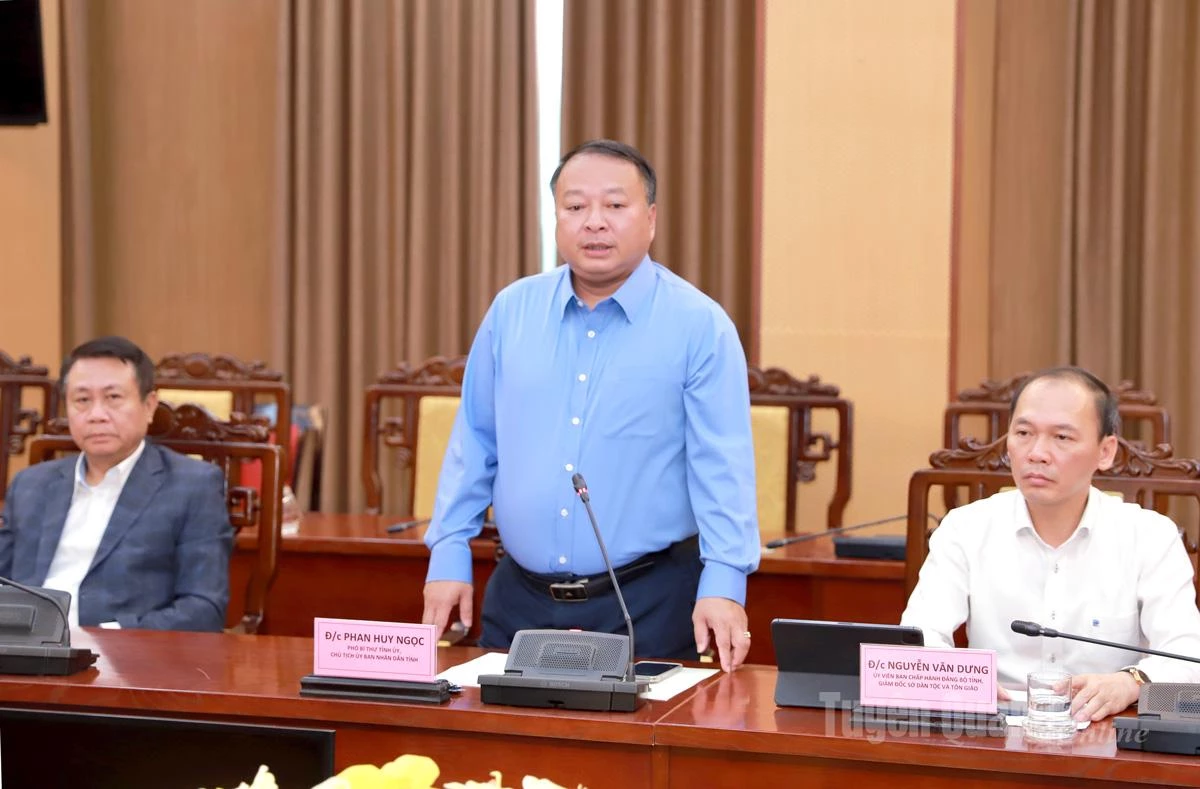 صوبائی پیپلز کمیٹی کے چیئرمین Phan Huy Ngoc نے استقبالیہ سے خطاب کیا۔