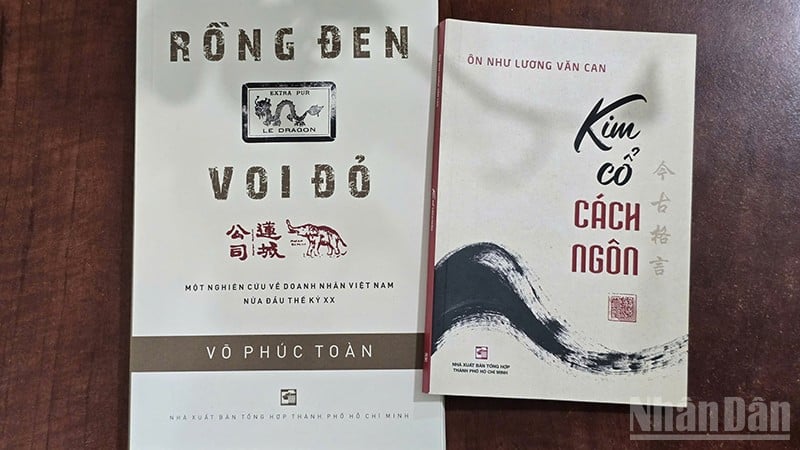 ໜ້າປົກຂອງປຶ້ມໃໝ່ 2 ຫົວ ໂດຍສຳນັກພິມຈຳໜ່າຍນະຄອນ ໂຮ່ຈີມິນ. (ພາບ: Linh Bao)