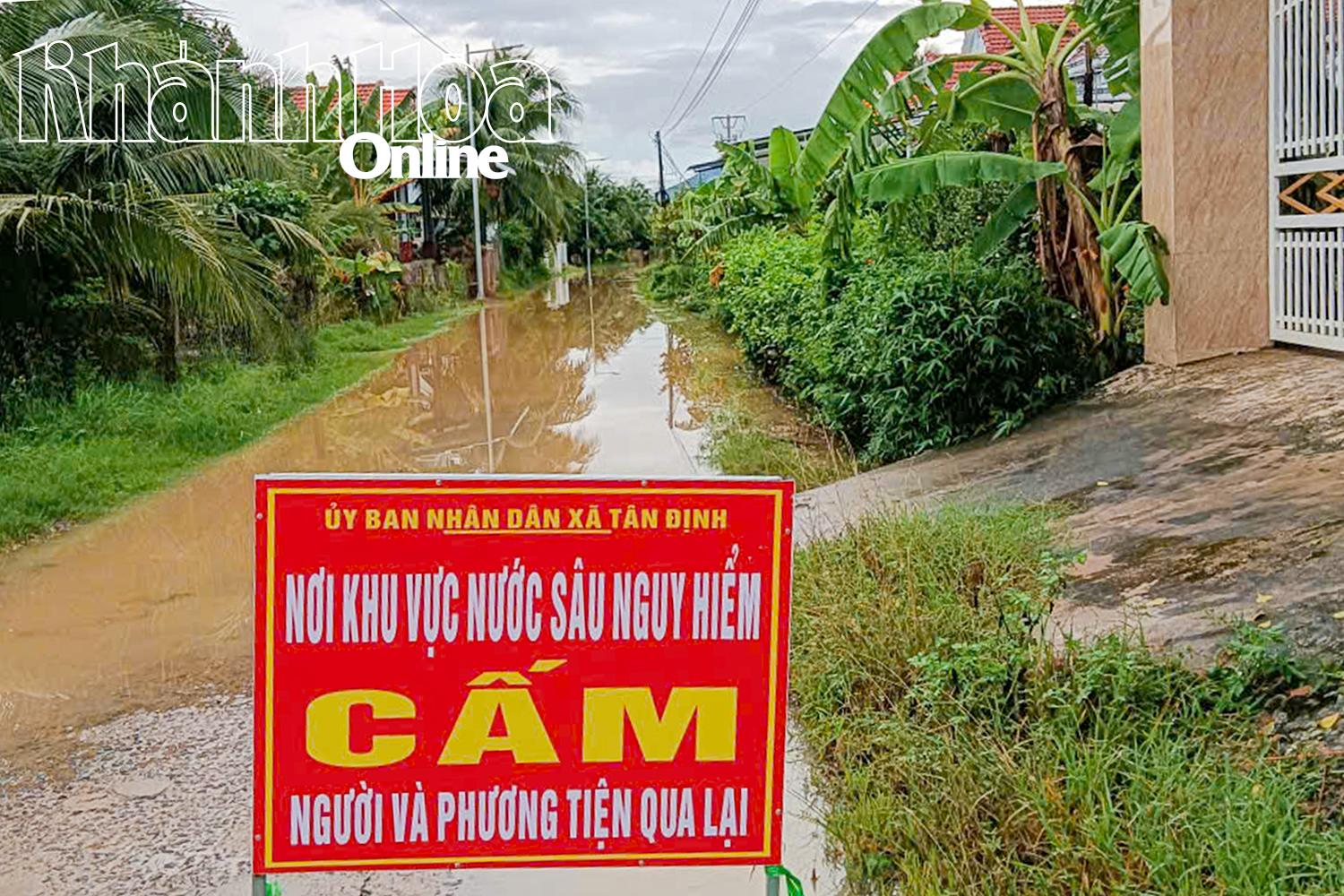 ផ្លូវលិចទឹកត្រូវបានគណៈកម្មាធិការប្រជាជនឃុំ Tan Dinh ព្រមាន។