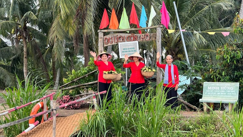 Con Ho-folket bedriver samhällsturism tack vare den orörda naturen.
