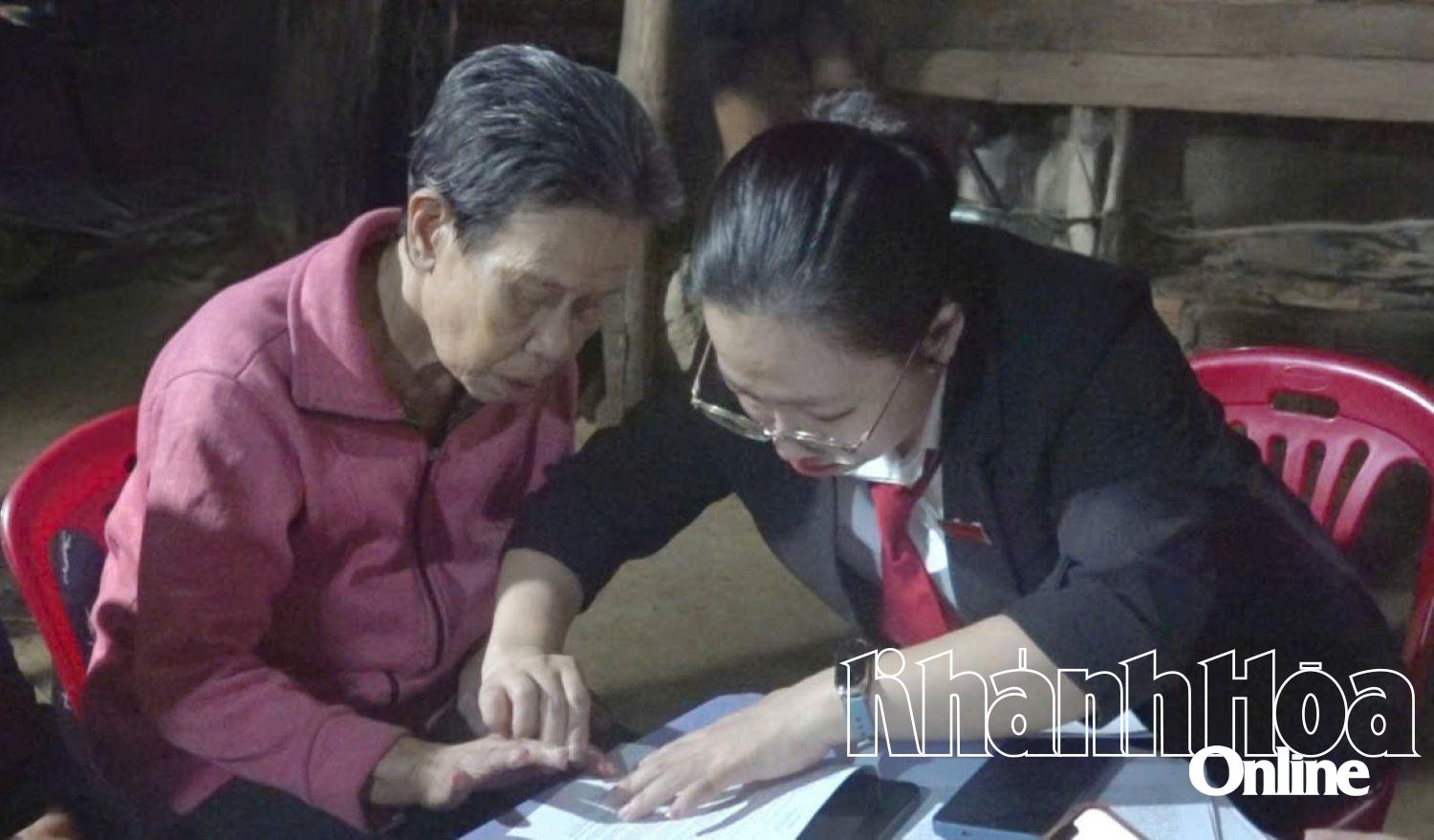 Mendukung orang untuk membuka kartu bank.