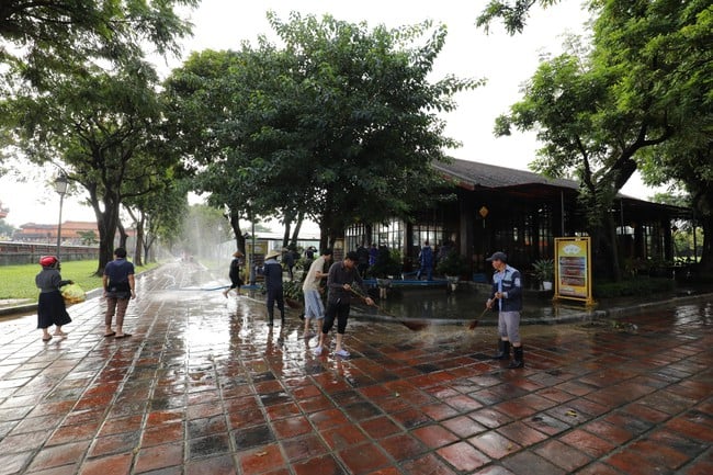 Huế: Tiếp tục triển khai các biện pháp phòng chống thiên tai, bảo vệ các thiết chế văn hóa, thể thao, hệ thống các di tích ở vùng trũng, thấp - Ảnh 1.