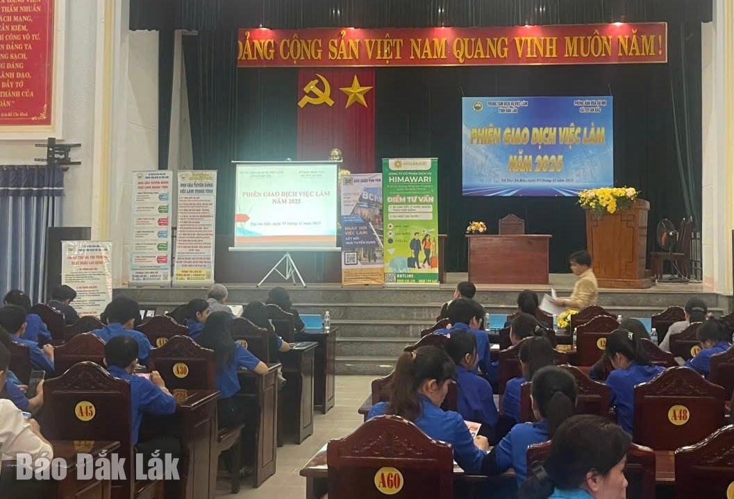 מספר רב של עובדים וצעירים השתתפו ביריד התעסוקה בקומונה של טוי אן בק.