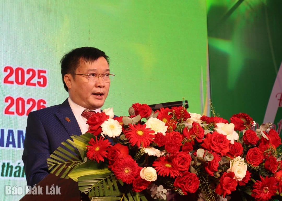 Na slavnostním ceremoniálu promluvil Dr. Le Dai Hung, tajemník strany a předseda správní rady Vietnamské vysoké školy průmyslu a obchodu. Foto: Trung Hieu