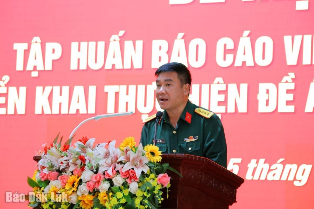 ພັນເອກ ຄຳສີ ລານ, ຮອງຫົວໜ້າກົມການເມືອງກອງບັນຊາການທະຫານແຂວງ ໄດ້ກ່າວຄຳປາໄສປິດຊຸດອົບຮົມ.