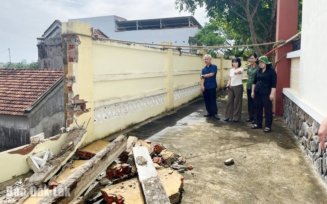 ការបាក់ដីនៅអនុវិទ្យាល័យ Dinh Tien Hoang ត្រូវបានជួសជុលដោយខ្សែពួរ។