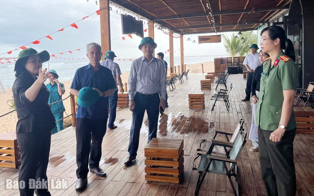 ថ្នាក់​ដឹកនាំ​វួដ Tuy Hoa បាន​កៀរគរ​គ្រួសារ​អាជីវកម្ម​នៅ​តំបន់​ឆ្នេរ​ដែល​ងាយ​រង​គ្រោះ​ដោយ​ខ្យល់ព្យុះ។