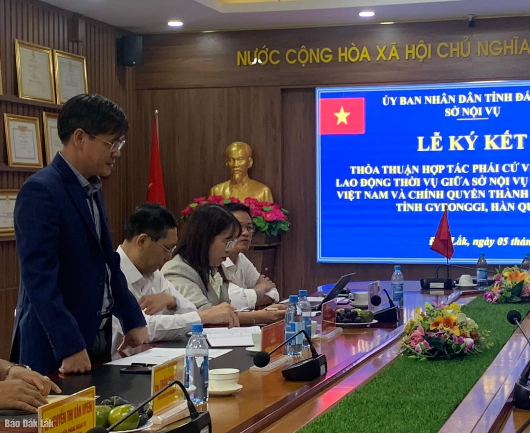 Giám đốc Sở Nội vụ Trương Ngọc Tuấn phát biểu tại lễ ký kết