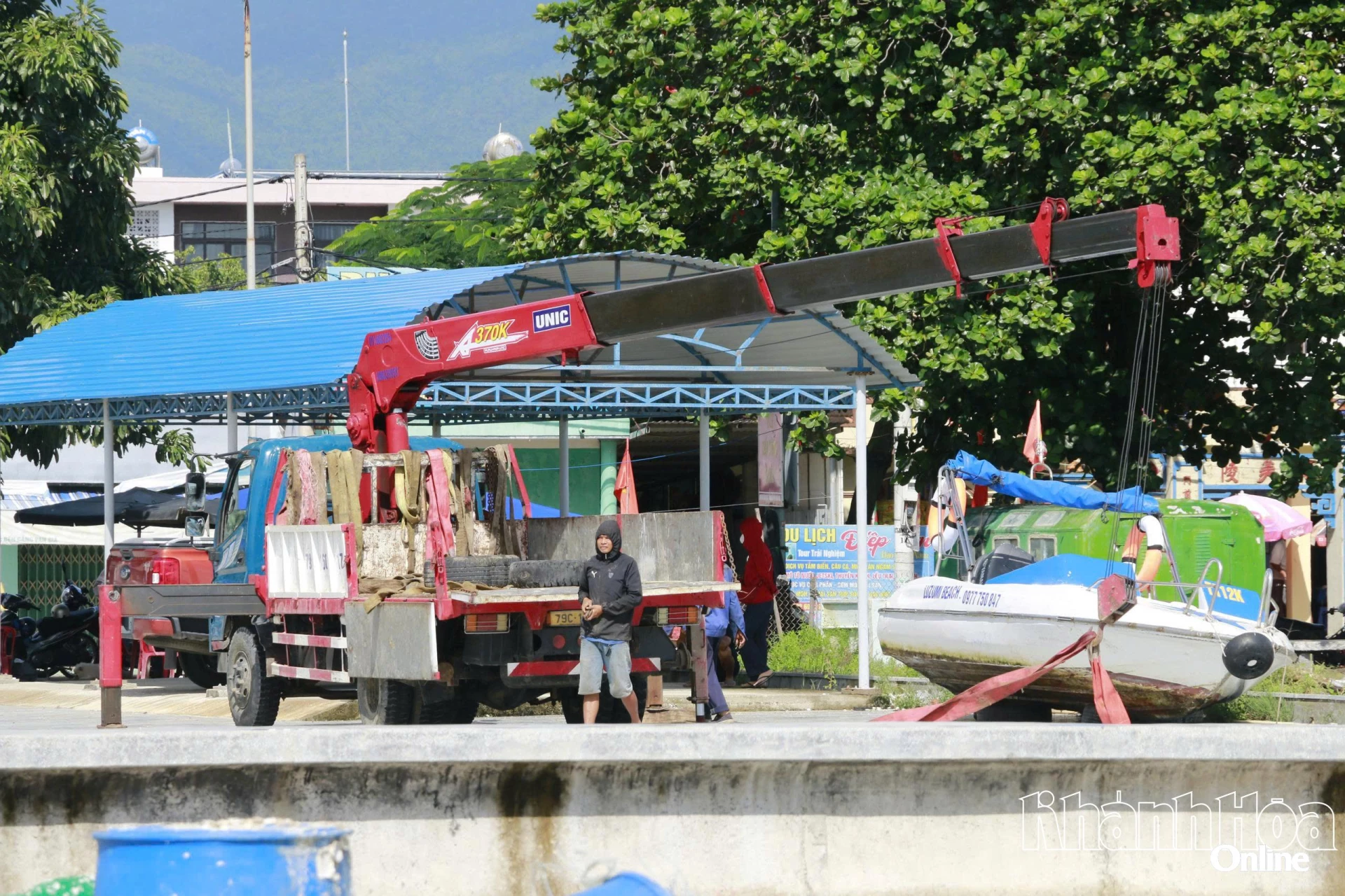 Người dân cẩu cano đi tránh bão.