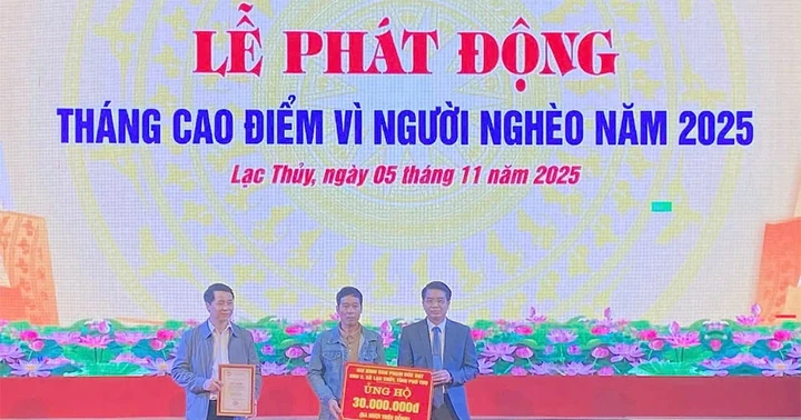 Xã Lạc Thủy tiếp nhận hơn 400 triệu đồng ủng hộ Quỹ “Vì người nghèo”