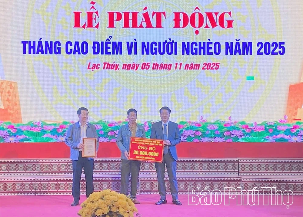 Lac Thuy Commune received more than 400 million VND to support the Fund for the Poor.