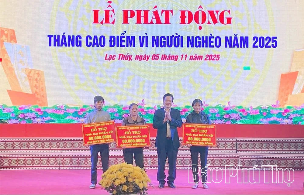 Lac Thuy Commune received more than 400 million VND to support the Fund for the Poor.