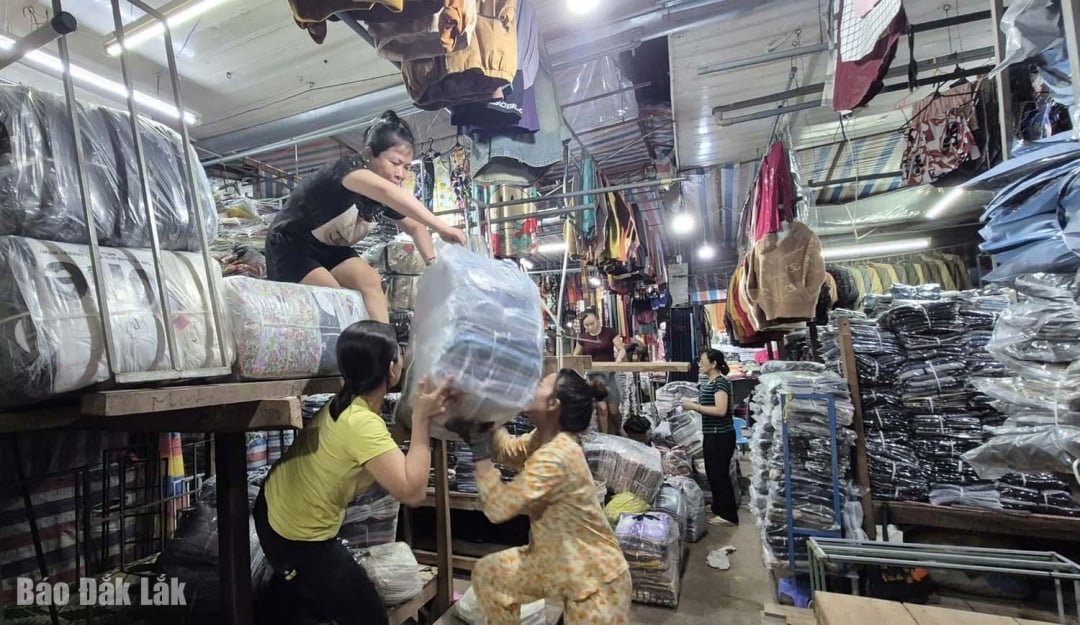 ពាណិជ្ជករតូចតាចផ្លាស់ទីទ្រព្យសម្បត្តិរបស់ពួកគេទៅកន្លែងខ្ពស់ដើម្បីជៀសវាងការខូចខាត។