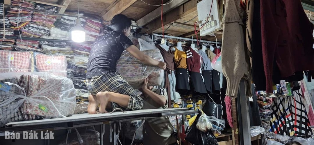 អាជីវករ​ដាក់​ទំនិញ​នៅ​ទីទួល​ខ្ពស់ ដើម្បី​បញ្ចៀស​ការ​ជន់​លិច​ក្រោយ​ខ្យល់ព្យុះ។