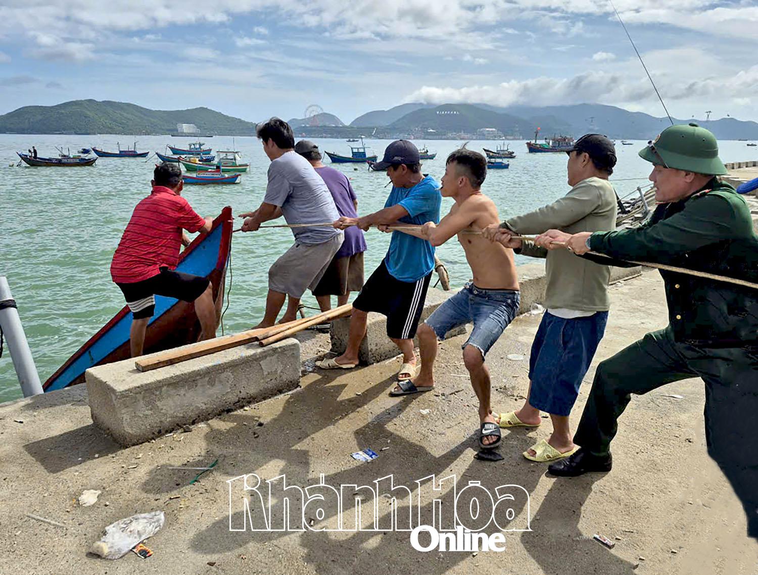 Nha Trang ward forces focused on supporting pulling boats to safe storm shelters.