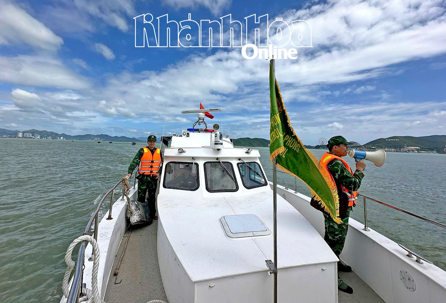 Border guards continuously called on people working at sea to come ashore to avoid the storm.