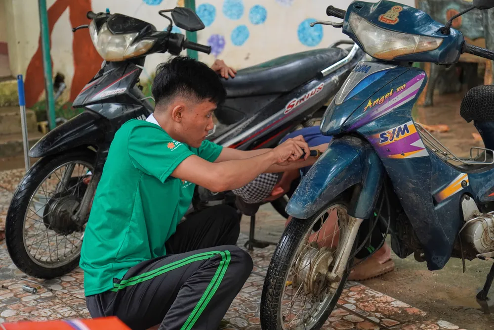 និស្សិតសាកលវិទ្យាល័យ Dong A ជួសជុលម៉ូតូលិចទឹកនៅវិទ្យាល័យ Chu Van An